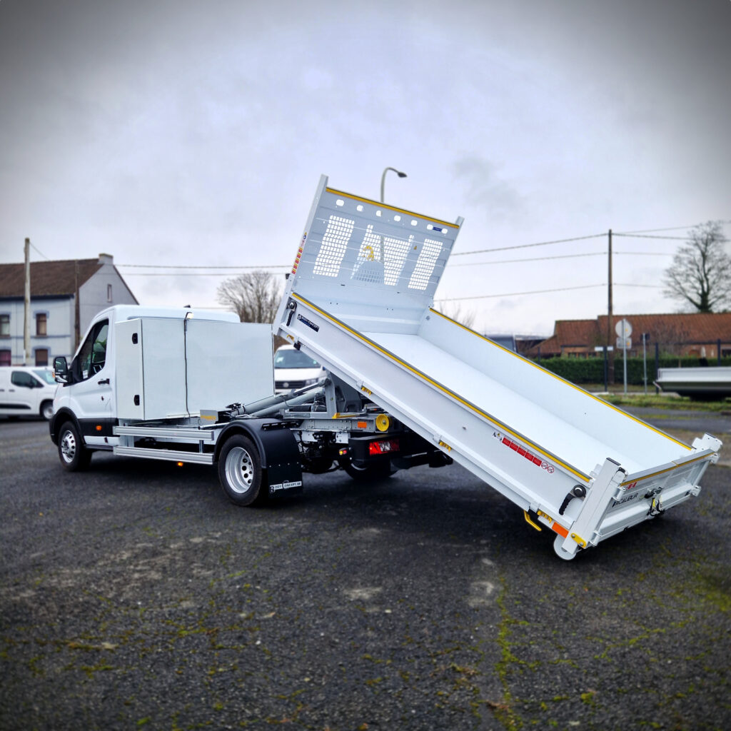 Ford Transit 5 tonnes avec plateau relevé, démonstration de la manœuvre